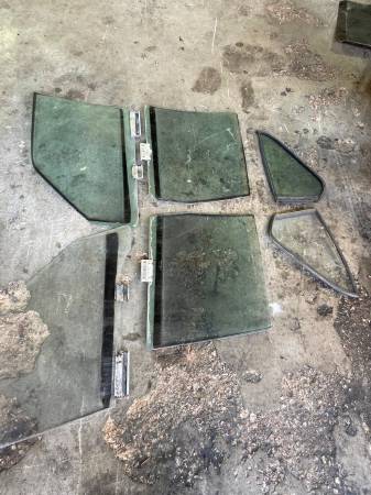 BMW E30 SOL ÖN KAPI CAMI SAĞ ÖNKAPI CAMI ARKA KAPI CAMI ÇIKMA - ERCAN TİCARET yedek parça