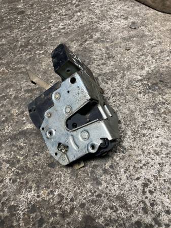 BMW E34 ÇIKMA ORJİNAL KAPI KİLİDİ