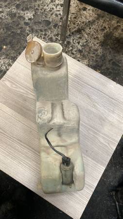 BMW E34 ORJİNAL ÖN CAM SİLECEK SU DEPOSU CAM SU BİDONU ÇIKMA YEDEK PARÇA