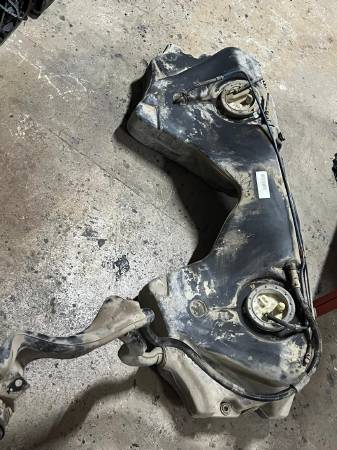 BMW E39 YAKIT DEPOSU BENZİN DEPOSU ÇIKMA ORJİNAL YEDEK PARÇA