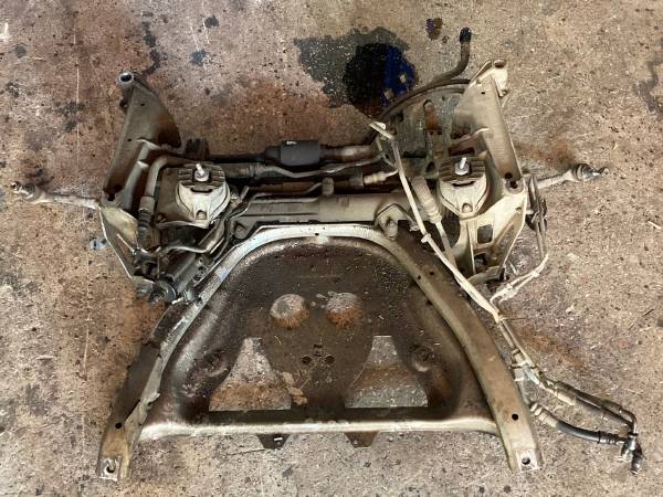BMW E60 ÖN MOTOR TRAVERS ÇIKMA ORJİNAL - ERCAN TİCARET çıkma orjinal yedek parça