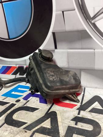BMW E60 YEDEK SU DEPOSU ÇIKMA ORJİNAL 17137785013