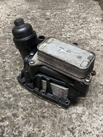 BMW F10 N47N YAĞ FİLTRE SOĞUTUCU KÜTÜĞÜ GÖVDESİ 8507627 70379327