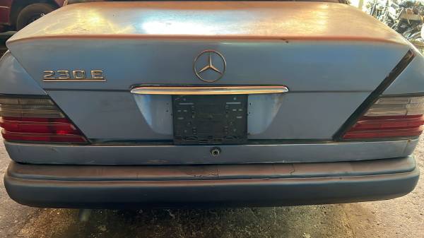 MERCEDES W124 AMERİKAN TİP KARE PLAKALI BAGAJ KAPAĞI - ERCAN TİCARET çıkma orjinal yedek parça
