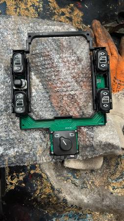 MERCEDES W202 SIFIR CAM DÜĞMESİ AYNA AYAR DÜĞMESİ - ERCAN TİCARET yedek parça